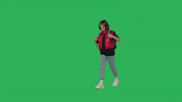 Teen girl walking on Green Screen — Stock Video