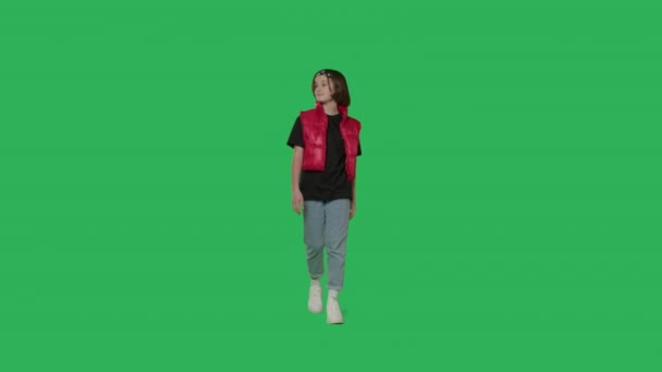 Teen girl walking on Green Screen — Wideo stockowe