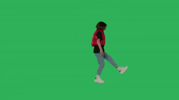 Jovem menina bonita dançando sobre tela verde — Vídeo de Stock