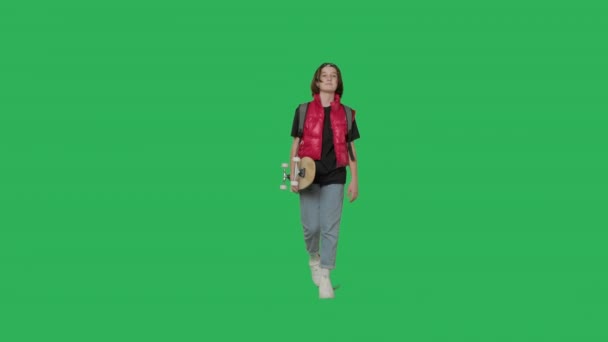 Teen girl walking on Green Screen — 图库视频影像