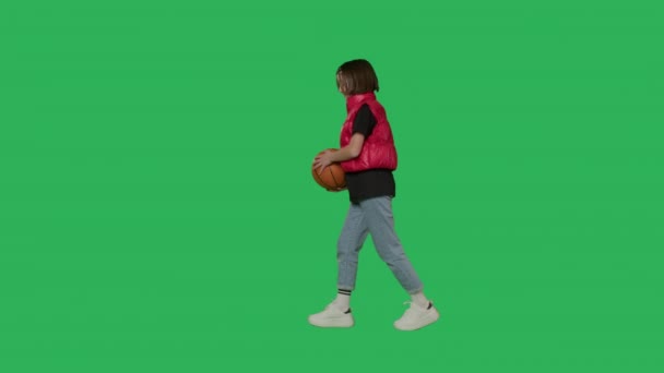 Teen girl walking on Green Screen — Wideo stockowe