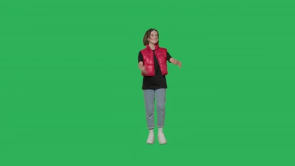 Teen girl walking on Green Screen — Stock videók