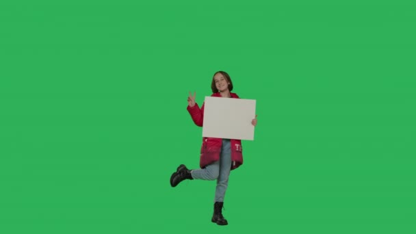 Teen girl holding placard cardboard — Stock Video