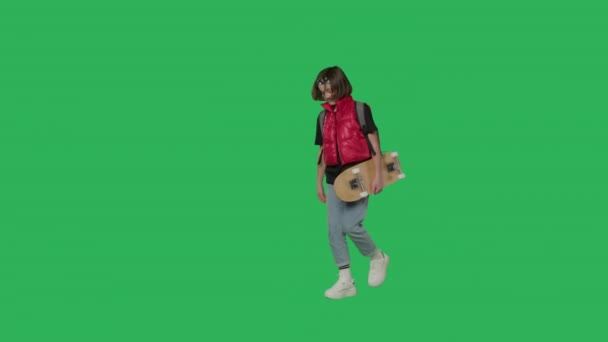 Teen girl walking on Green Screen — Stock videók