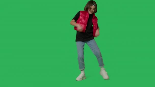 Jong mooi meisje dansen over groen scherm — Stockvideo