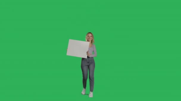 Jonge blanke vrouw met een blanco wit teken — Stockvideo
