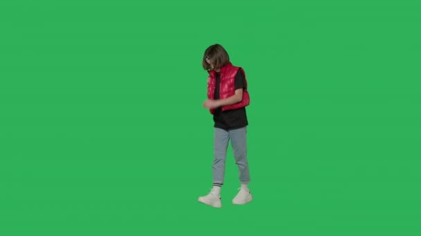 Teen girl walking on Green Screen — Wideo stockowe