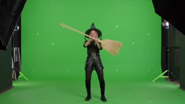 Mujer joven vistiendo bruja para Halloween — Vídeos de Stock