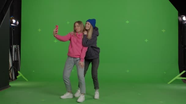 Two caucasian girls making selfie — Vídeo de Stock