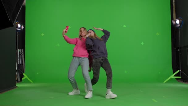 Two caucasian girls making selfie — Wideo stockowe