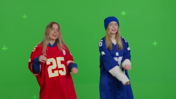 Two girls dancing over green screen background — Stock Video