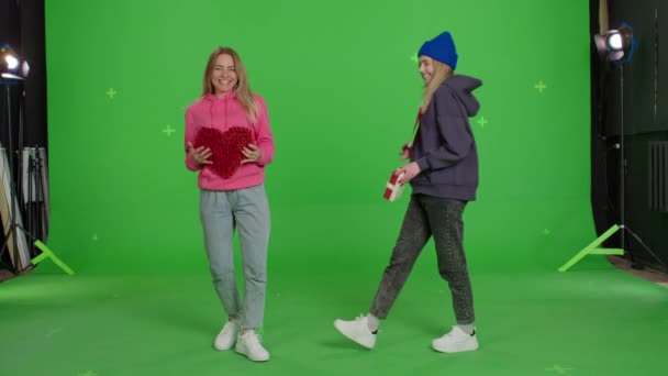 Two girls enter with valentines in their hands — Vídeo de Stock