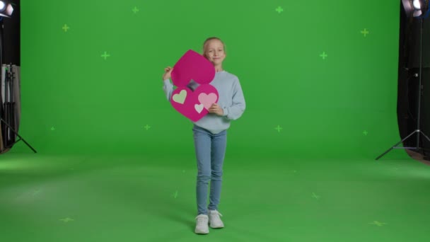 Girl holding heart-shaped card Valentines Day — Vídeo de Stock