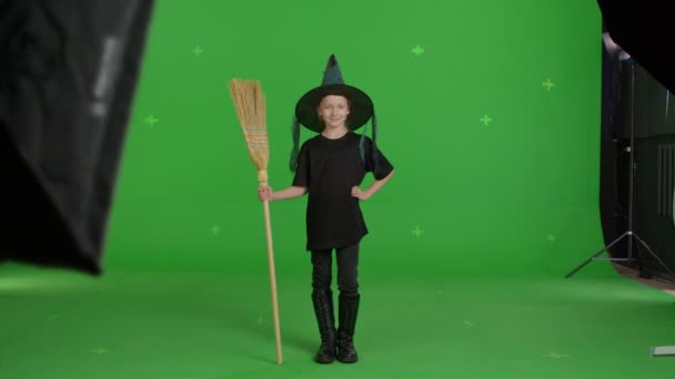 Blank meisje dragen heks hoed voor halloween feesten — Stockvideo