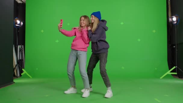 Two caucasian girls making selfie — Vídeo de stock