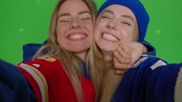 Two caucasian girls making selfie — Stok video