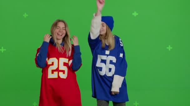 Two girls dancing over green screen background — Stock video