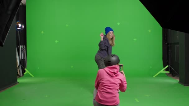 Freestyle danser met behulp van smartphone het nemen van video — Stockvideo
