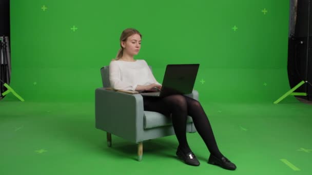 Mulher de negócios senta-se e usa um computador — Vídeo de Stock