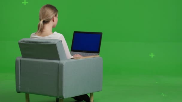 Επιχειρηματίας κάθεται και χρησιμοποιεί έναν υπολογιστή — Αρχείο Βίντεο