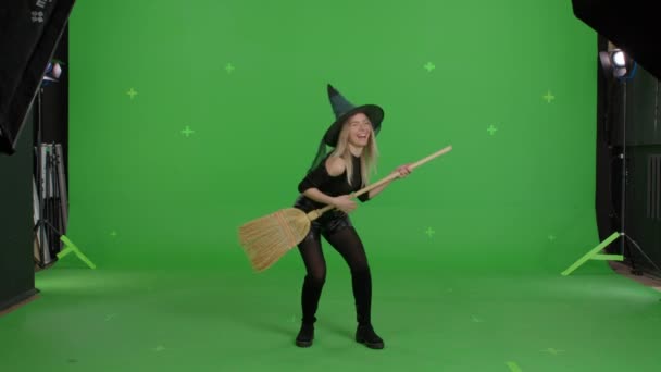 Young woman wearing witch for halloween — Stockvideo