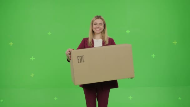 Woman holds a large paper box with goods — Vídeo de Stock