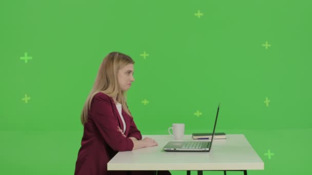 Mulher de negócios senta-se e usa um computador — Vídeo de Stock