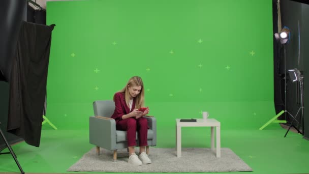 Κορίτσι ανάγνωση καλά νέα στο τηλέφωνο πάνω από την πράσινη οθόνη — Αρχείο Βίντεο