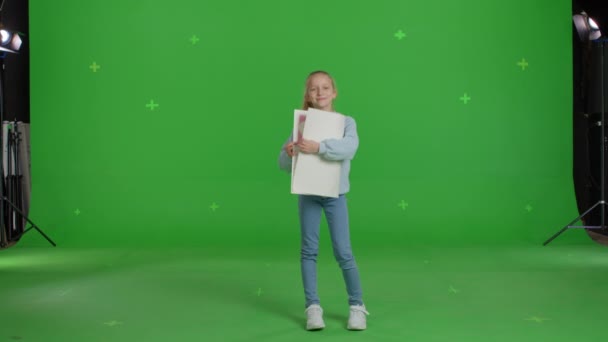 Κορίτσι κρατώντας μια μεγάλη χάρτινη αφίσα Ημέρα του Αγίου Βαλεντίνου — Αρχείο Βίντεο