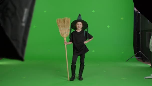 Menina caucasiana usando chapéu de bruxa para festas de Halloween — Vídeo de Stock