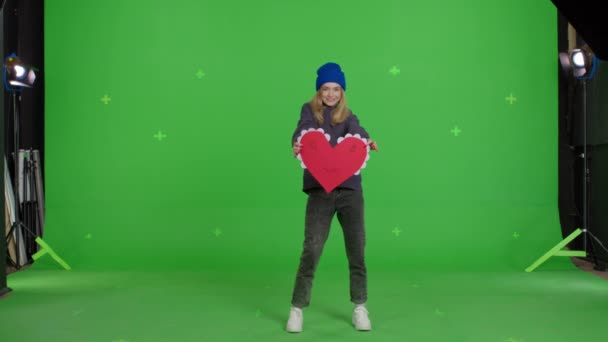 Girl with hand-made paper heart in her hands — Αρχείο Βίντεο