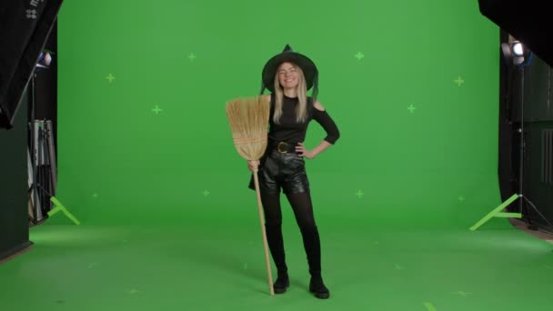 Young woman wearing witch for halloween — Vídeo de Stock