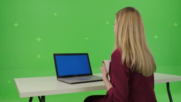 Mujer de negocios se sienta y utiliza un ordenador — Vídeo de stock