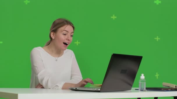 ผู้หญิงธุรกิจนั่งและใช้คอมพิวเตอร์ — วีดีโอสต็อก