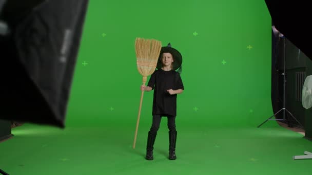ハロウィンパーティーに魔女の帽子をかぶった白人の女の子 — ストック動画