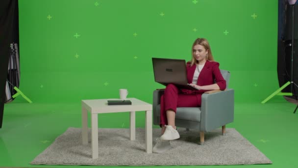 Mujer de negocios se sienta y utiliza un ordenador — Vídeos de Stock