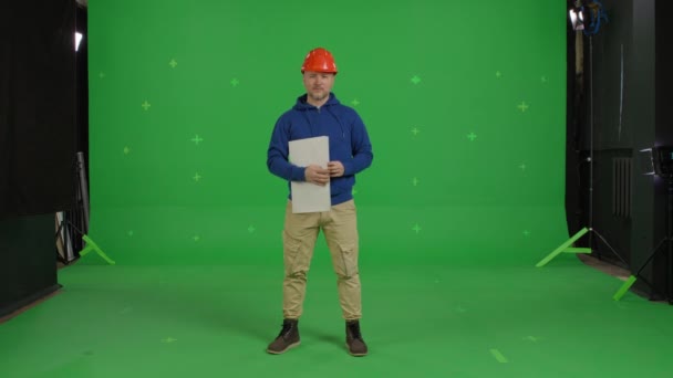 Schöner Mann im karierten Hemd hält Papierposter in der Hand — Stockvideo