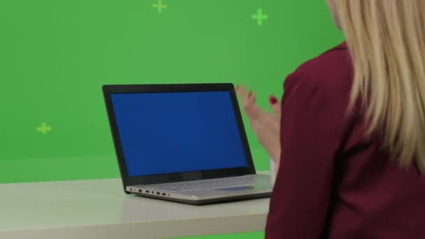 Zakelijke vrouw zit en maakt gebruik van een computer — Stockvideo