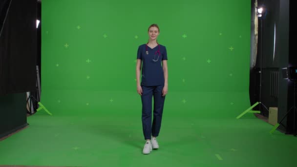若いプロの女医は制服を着て — ストック動画