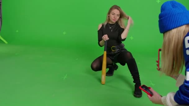 Freestyle dansare med smartphone tar video — Stockvideo