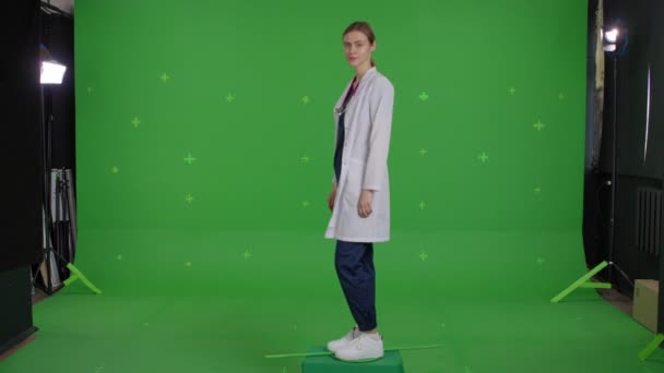 Ung kvinnlig läkare snurrar på plats — Stockvideo