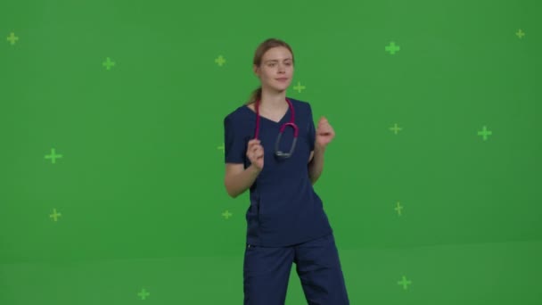 Дівчина-лікар танцює зі скелетом — стокове відео