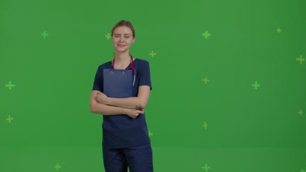 Ung professionell kvinna läkare bära uniform — Stockvideo