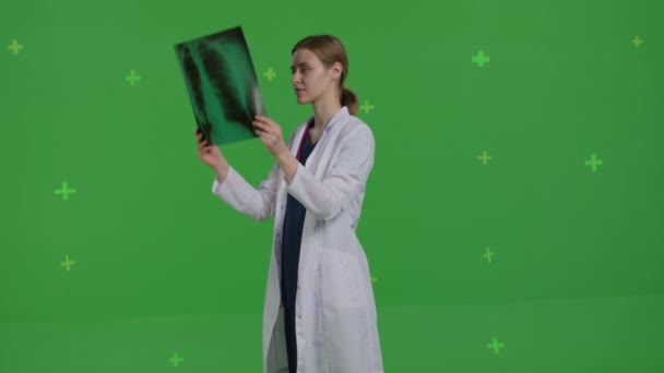 Ung professionell kvinna läkare undersöker en röntgen — Stockvideo