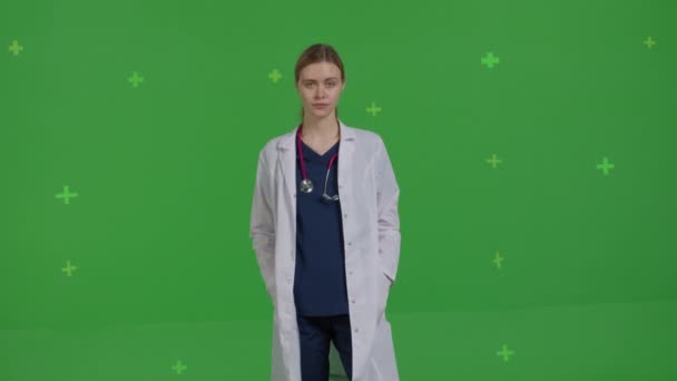 Νεαρή επαγγελματίας γιατρός φοράει στολή — Αρχείο Βίντεο