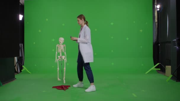 若い女性医師は、患者を助けるウェブカメラに話して — ストック動画