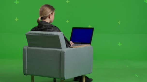 Επιχειρηματίας κάθεται και χρησιμοποιεί έναν υπολογιστή — Αρχείο Βίντεο