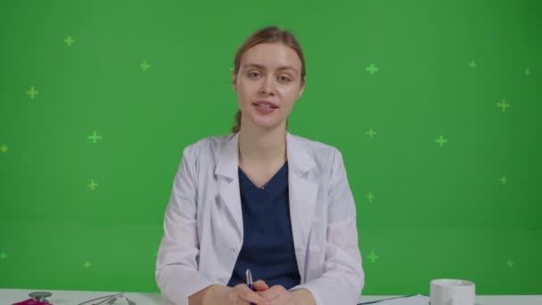 Jovem médica conversando com a webcam ajudando paciente — Vídeo de Stock
