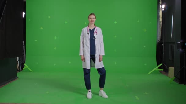 Ung professionell kvinna läkare bära uniform — Stockvideo