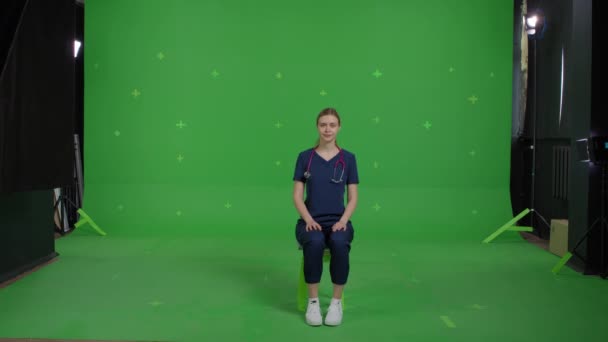 Giovane professionista donna medico indossare uniforme — Video Stock